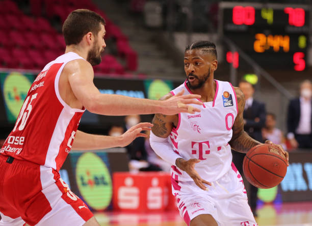 纽卡的背后 纽卡的背后